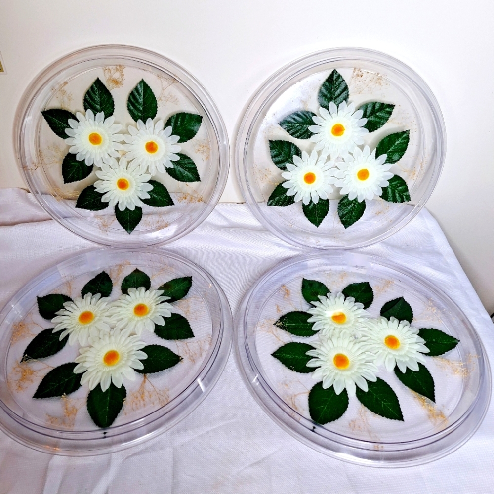 Vtg."Daisies at Your Service" Set of 4 floating daisies serving trays.